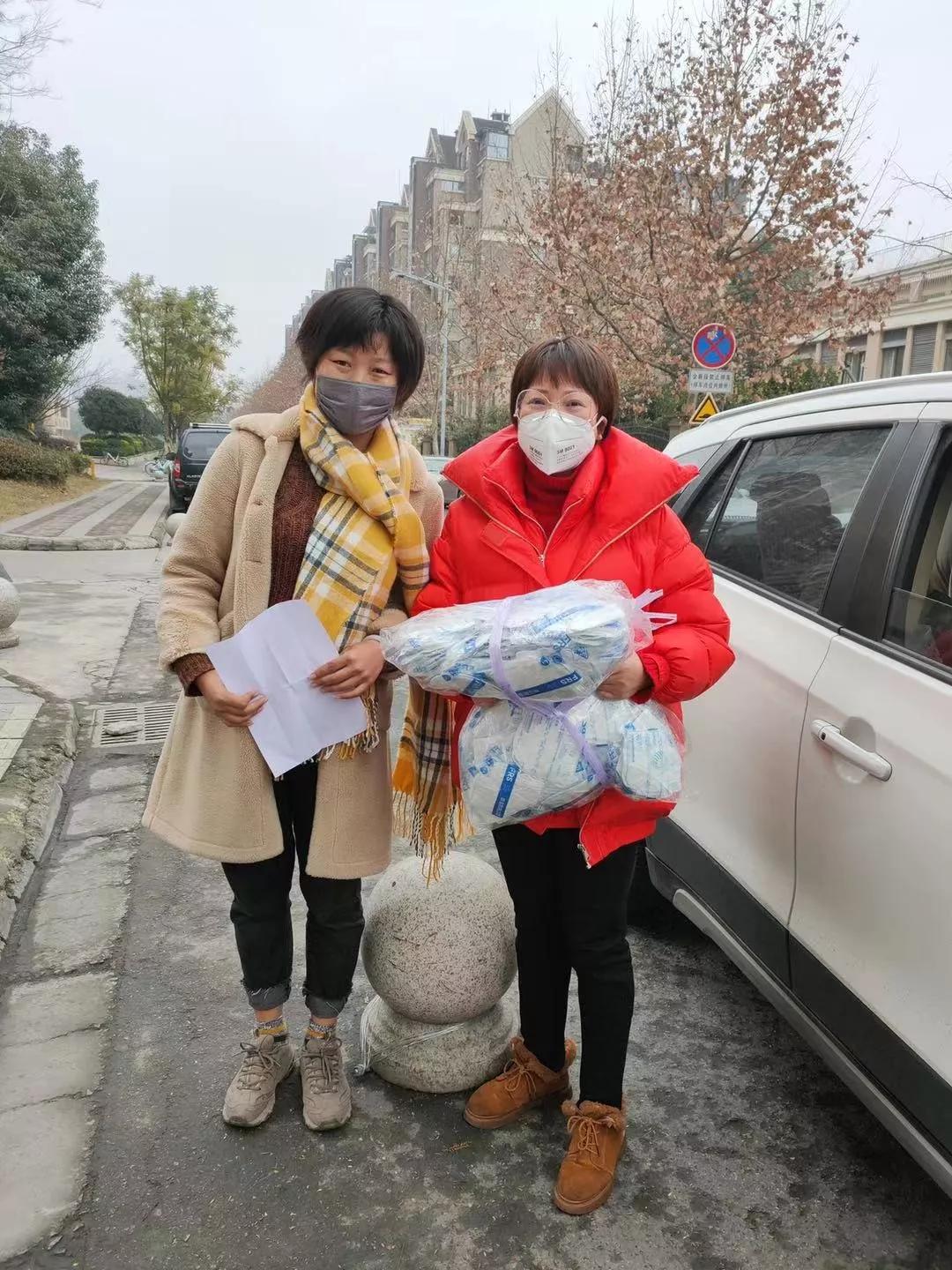 四川导游组成爱心联盟全球扫货,“人肉”带回上万抗疫物资捐赠