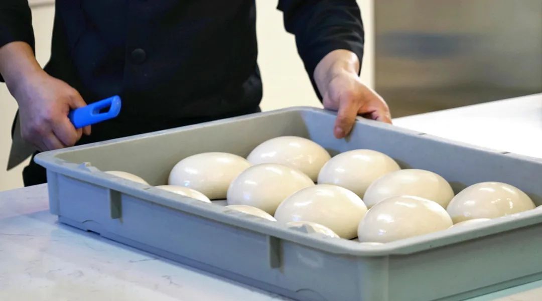 和面加了鸡蛋为什么面发硬,做披萨胚的面粘手正常吗