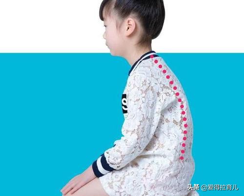孩子驼背怎么矫正最好,怎么纠正孩子驼背最有效的方法