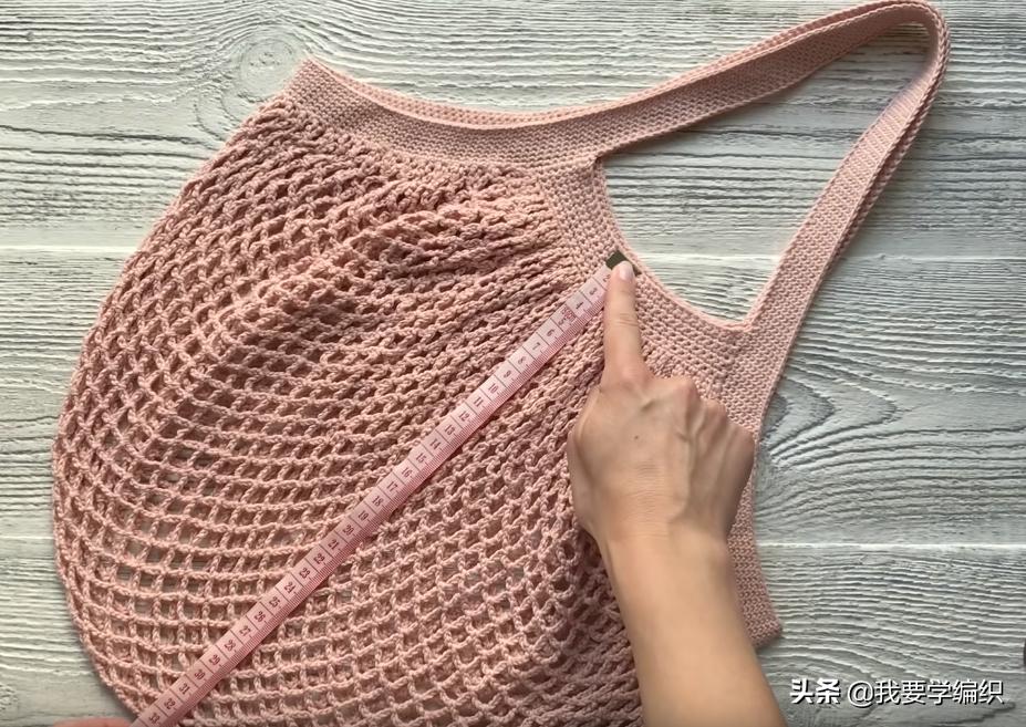 蝴蝶图案的塑料网格串珠包包教程,空心线塑料网格包包编织教程