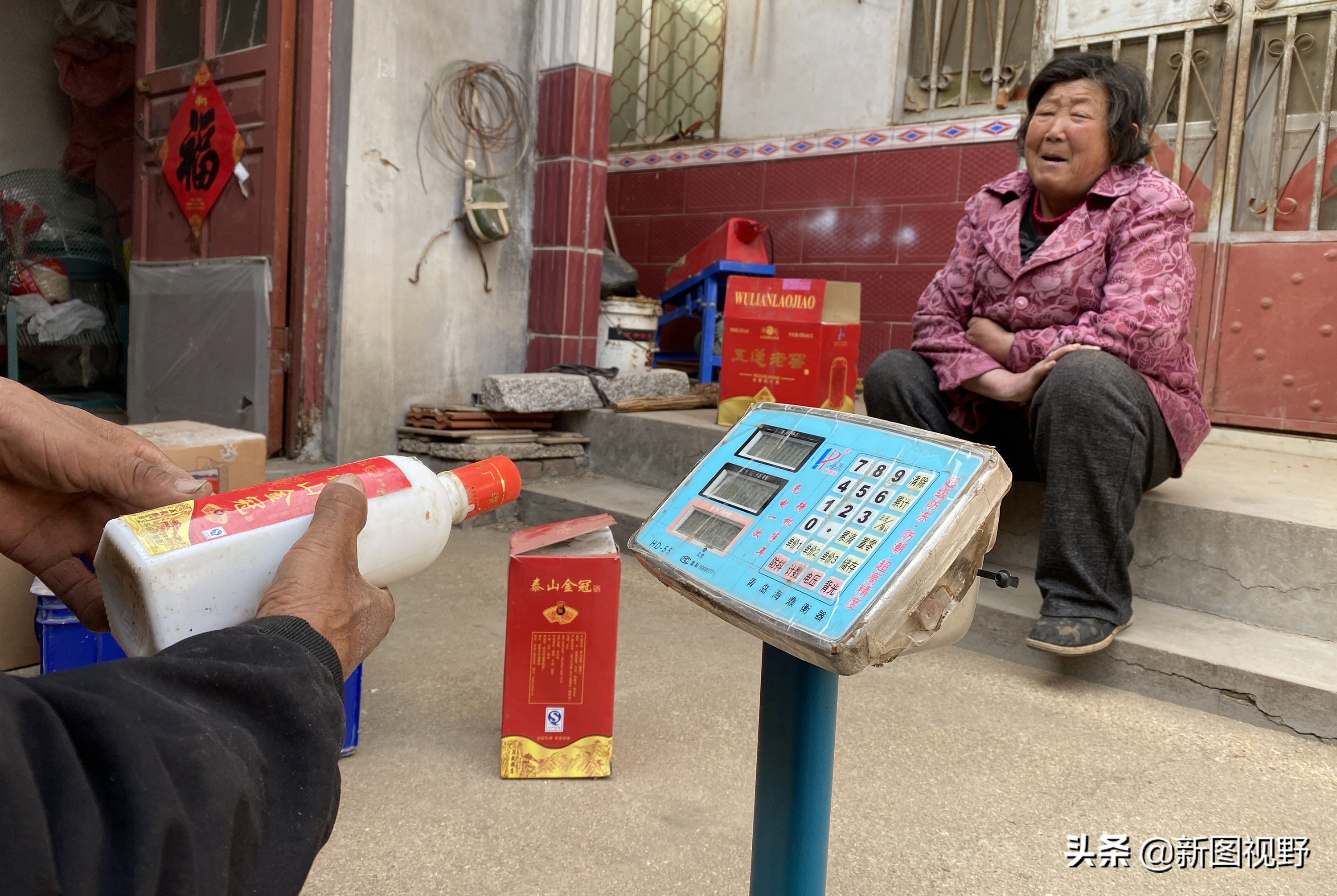 山村游玩,200元买大爷两箱“老酒”,帮我鉴定下是否中奖了