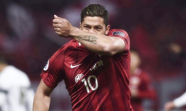 篮球为何比足球强？中国男篮落选后卫晒肌肉，只比胡尔克小了一圈