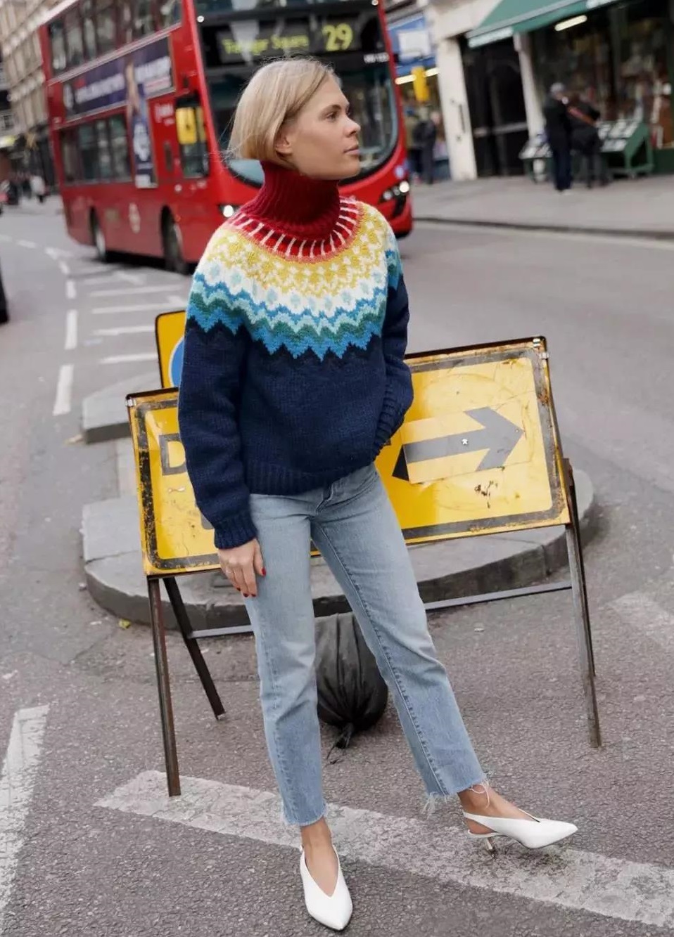 费尔岛毛衣特别适合英伦风的搭配,毛衣这样穿再普通的毛衣也时髦