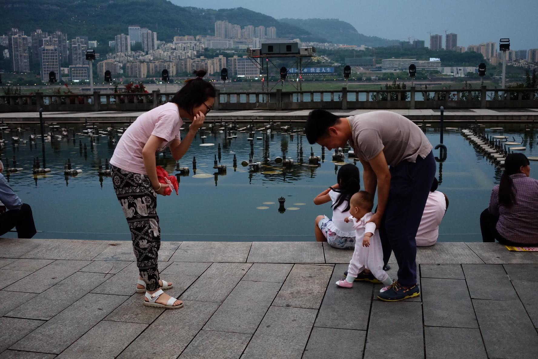 宝宝一周岁了教走路不抬脚,宝宝一岁半不会走路怎么训练