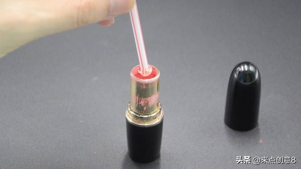 用完的口红不要扔,插一根吸管还有大作用,邻居见了都纷纷学起来