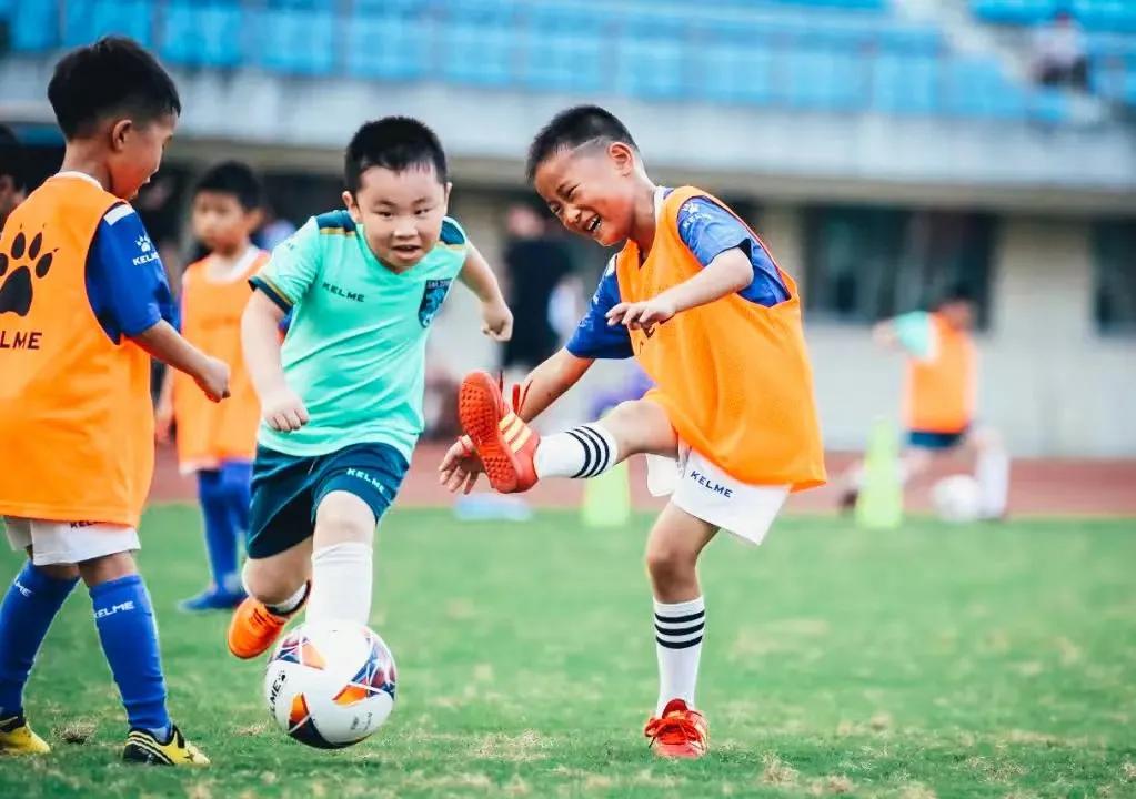 绿茵小课堂|坚持踢球，你的人生或许是这样的......