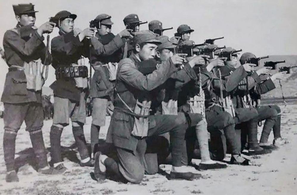 八年艰苦抗战，八路军的*药弹**从哪里来？毛*东泽**指示：另辟蹊径