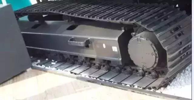 挖掘机脱链原因,挖掘机脱链最快方法