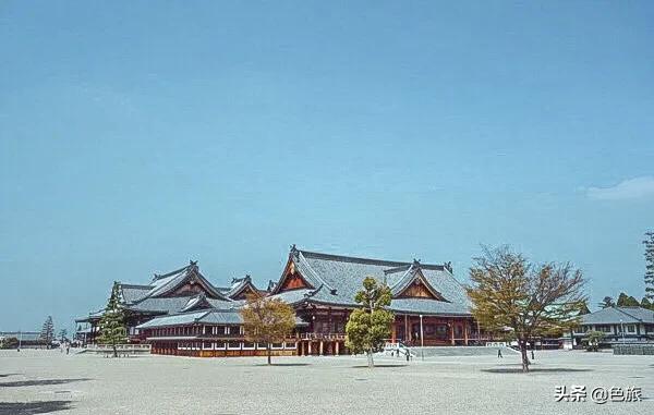 古时一农妇宣称神明附体，创立教会，如今控制了日本的一座城