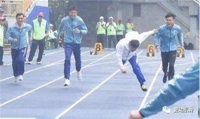 跑步时歪歪扭扭跑不直,跑步总是摇摇晃晃怎么办