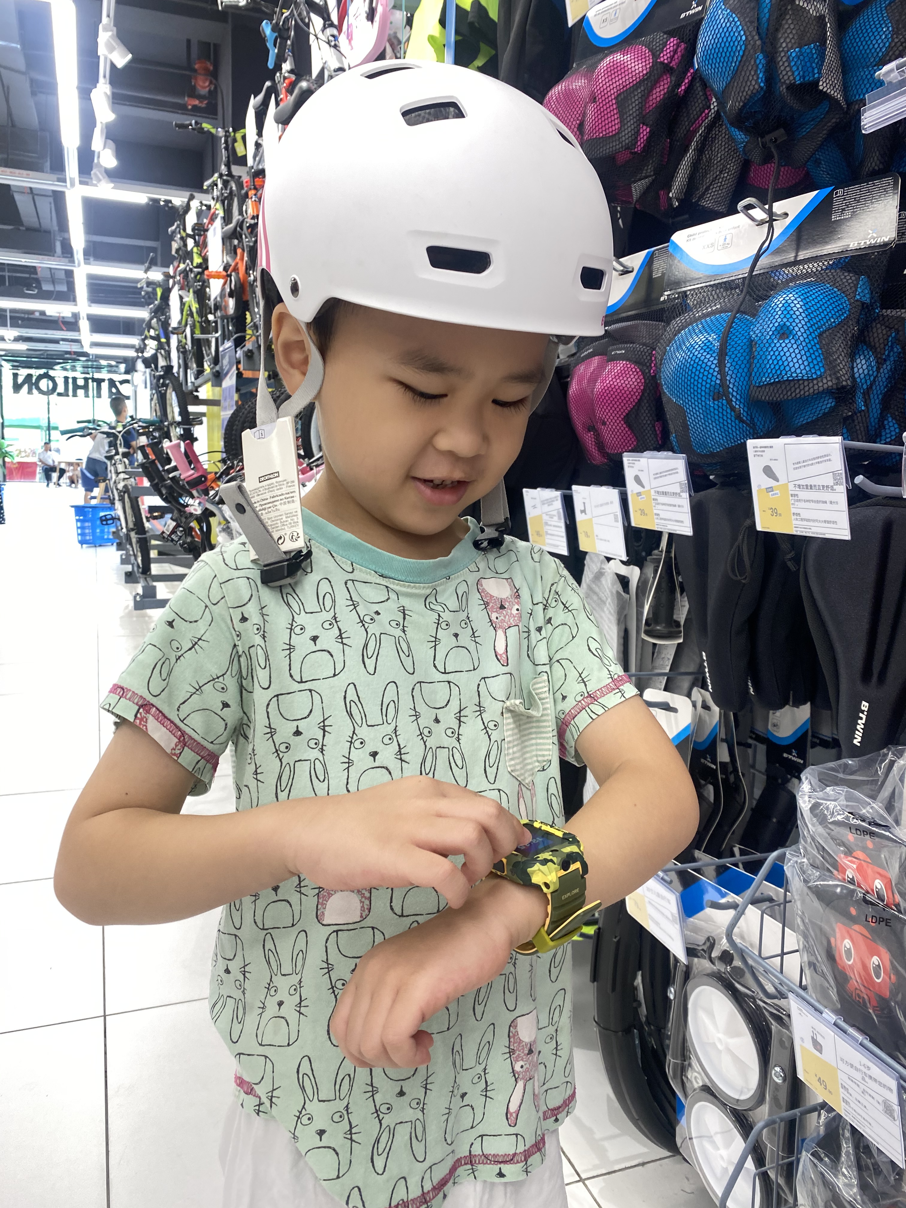 3608xs和小天才q1r手表哪个好,儿童手表360好还是小天才好