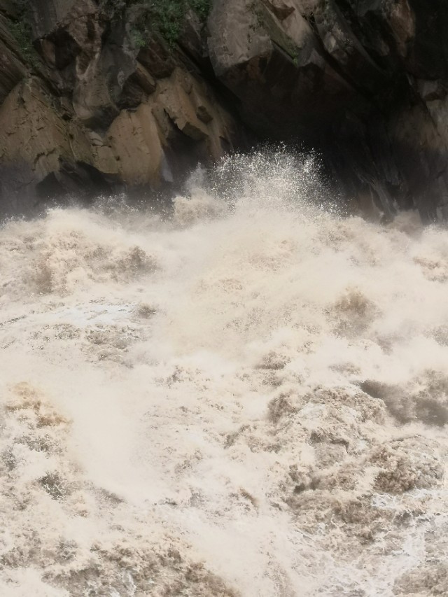 （二）虎跳峡：激越铿锵的震撼大片