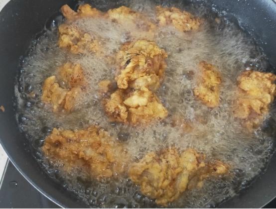 韩式炸鸡蜂蜜黄油,鲜嫩酥脆的韩式炸鸡美味到舔手指