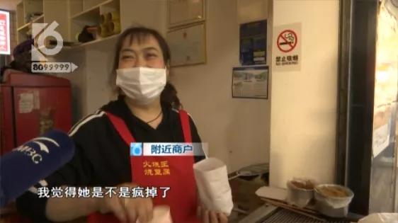 堵瘫这条街一个多小时!女“路霸”车停路中间玩手机,交警敲窗喊话都不好使