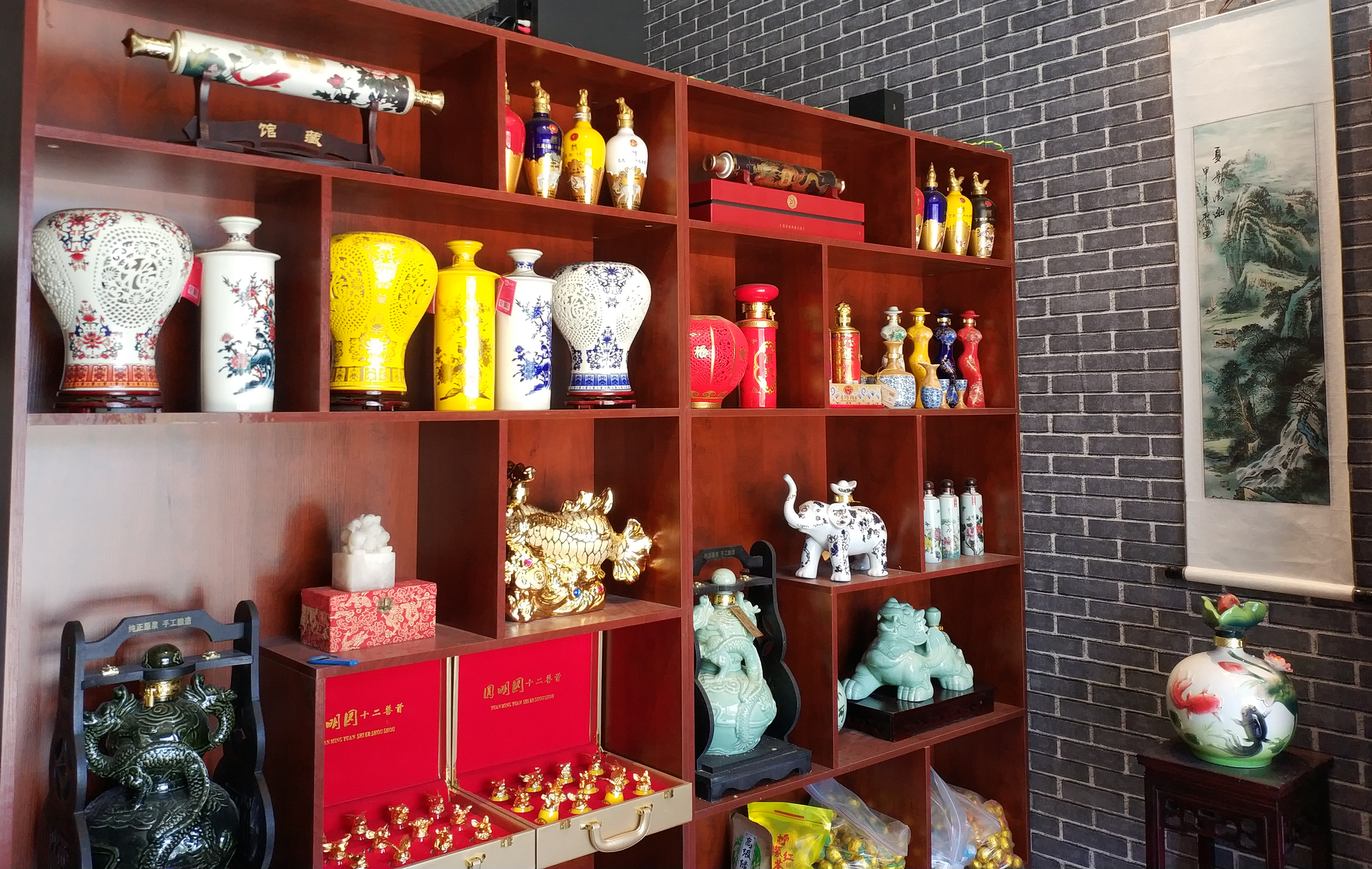 千册案卷诗煮酒，书简笔艳叹城垣——90后和他的佛系酒庄