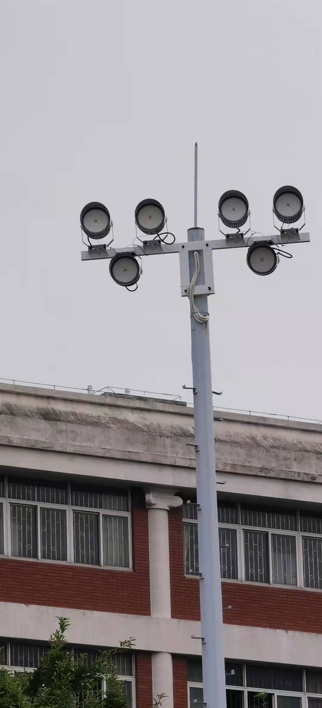 15米高的足球场灯怎么安装,15米高装多少瓦的路灯