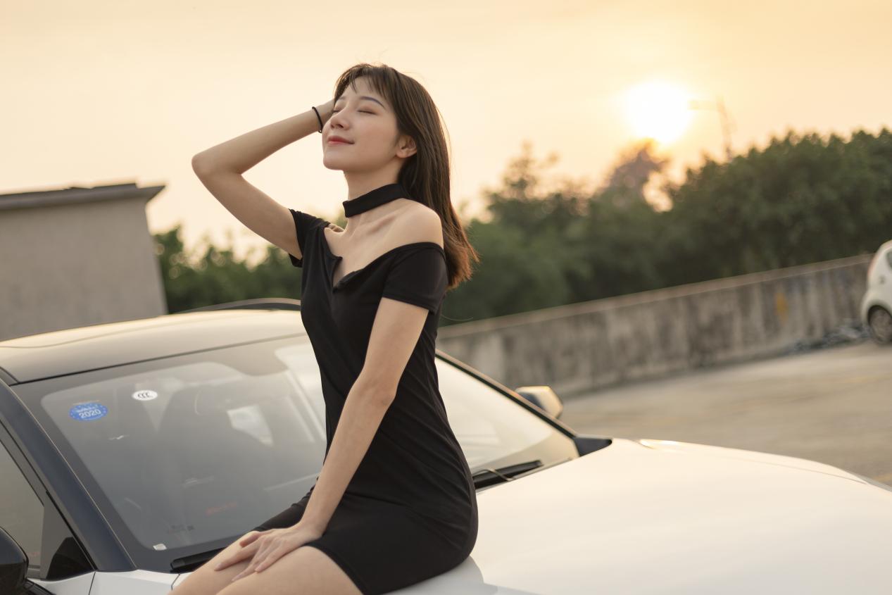 美女淘宝店主当车模,为爱车打CALL,能发微信的RS-3让她时刻在线