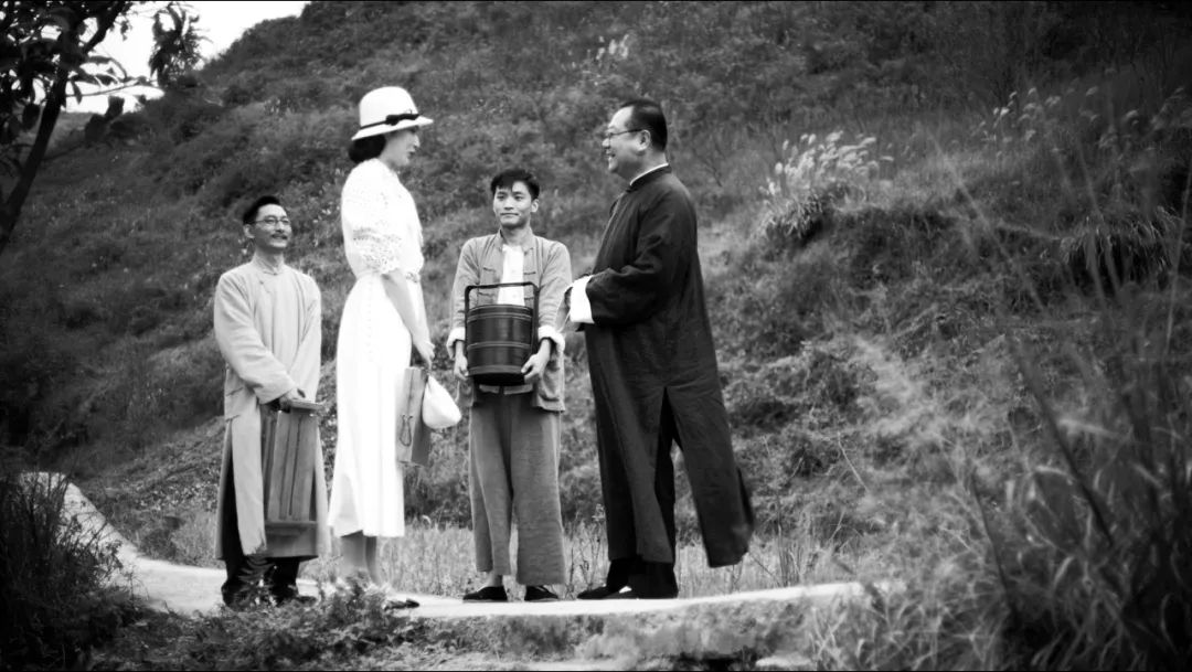 一个看似清清白白的大学教授，实则抛妻弃子、吃软饭、自私虚伪，范伟把这个中年油腻男演活了