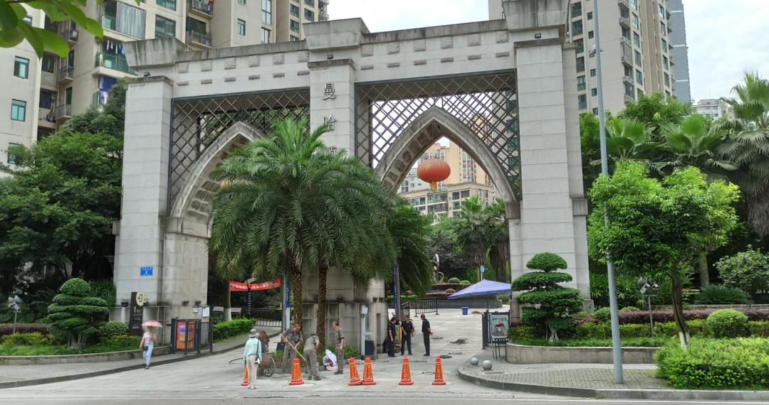 雷翻天！重庆首个带空中泳池的超级豪宅交房，现场惨不忍睹