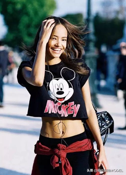 超模刘雯最爱的风格短袖，春天里的万能单品不能少