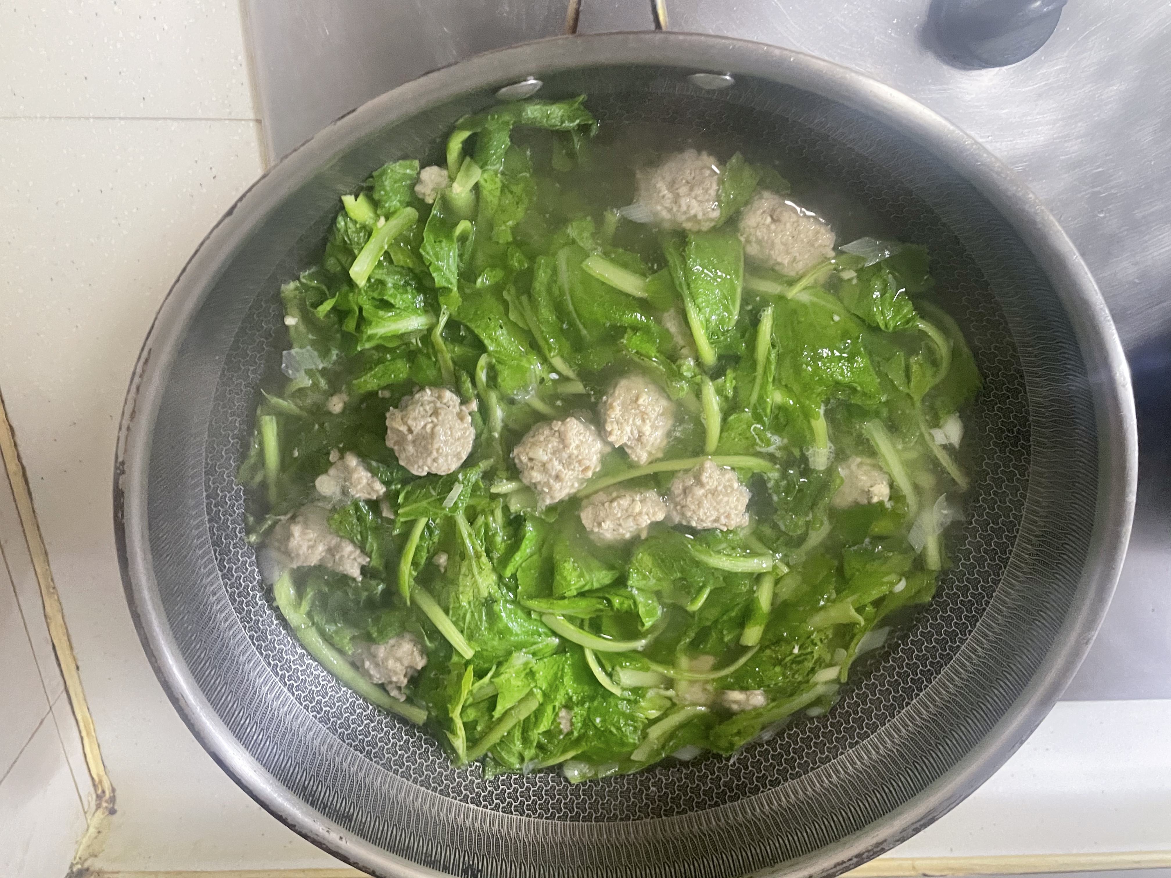 打工者平常的一天。晚餐番茄大虾，芹菜土豆条，小白菜汆丸子