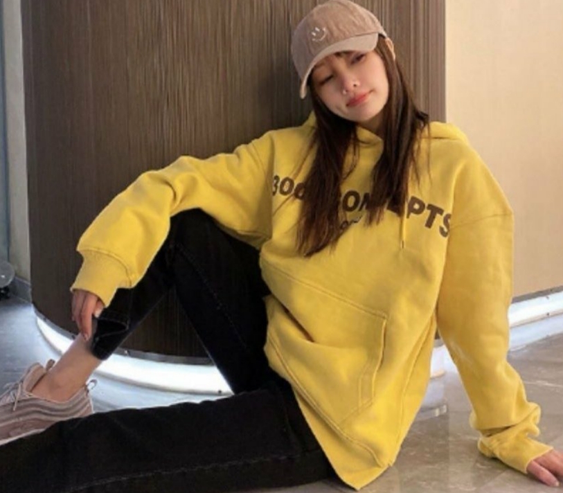 李小璐穿衣打扮显年龄小,李小璐潮装亮相机场嘻哈范儿