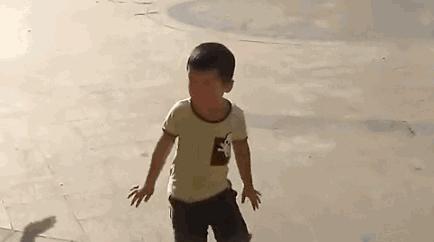 三岁小孩跳广场舞还拿了一把扇子,小孩跳广场舞3岁好不好