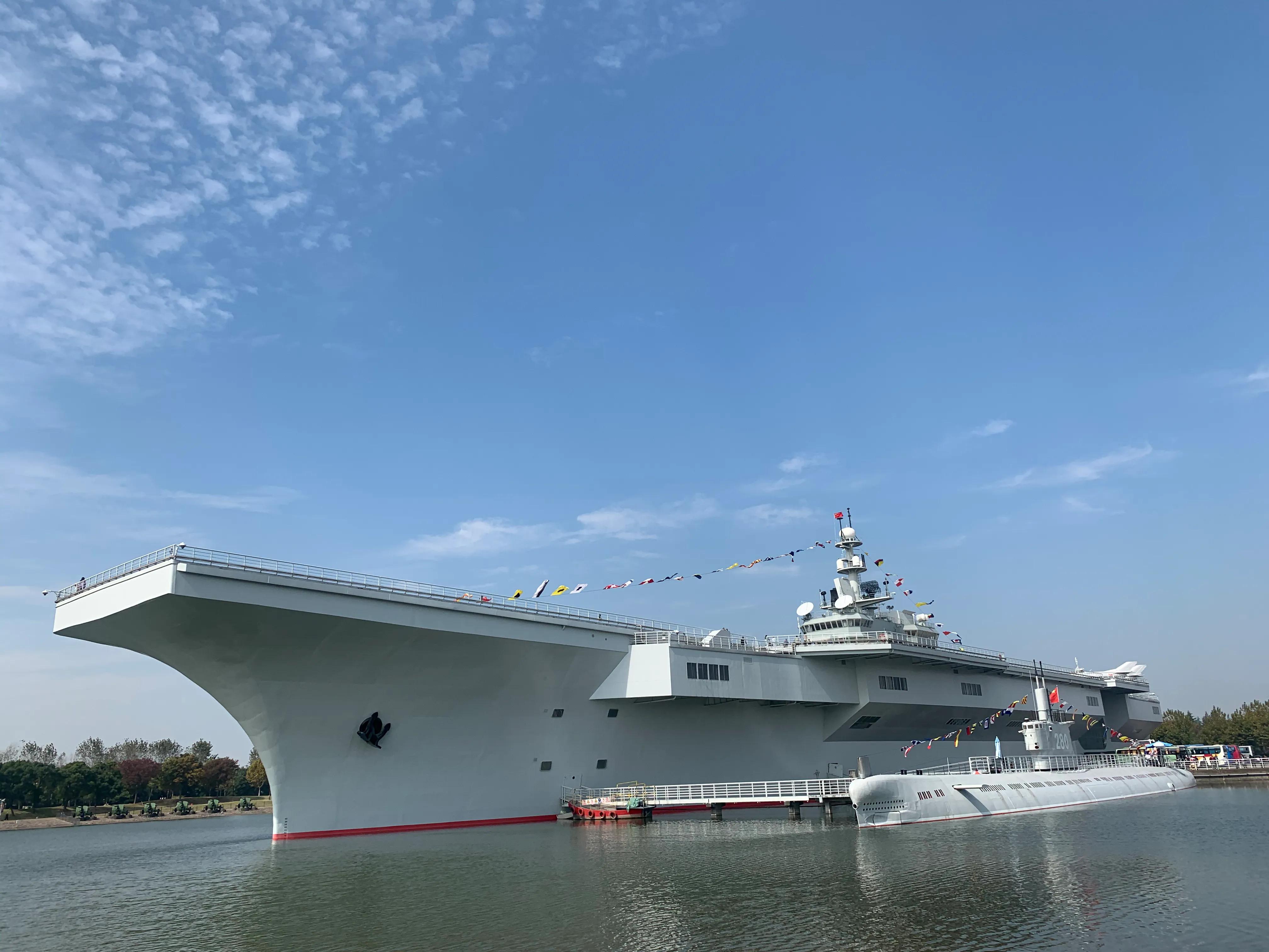 军事迷参观坦克,东方绿舟军事