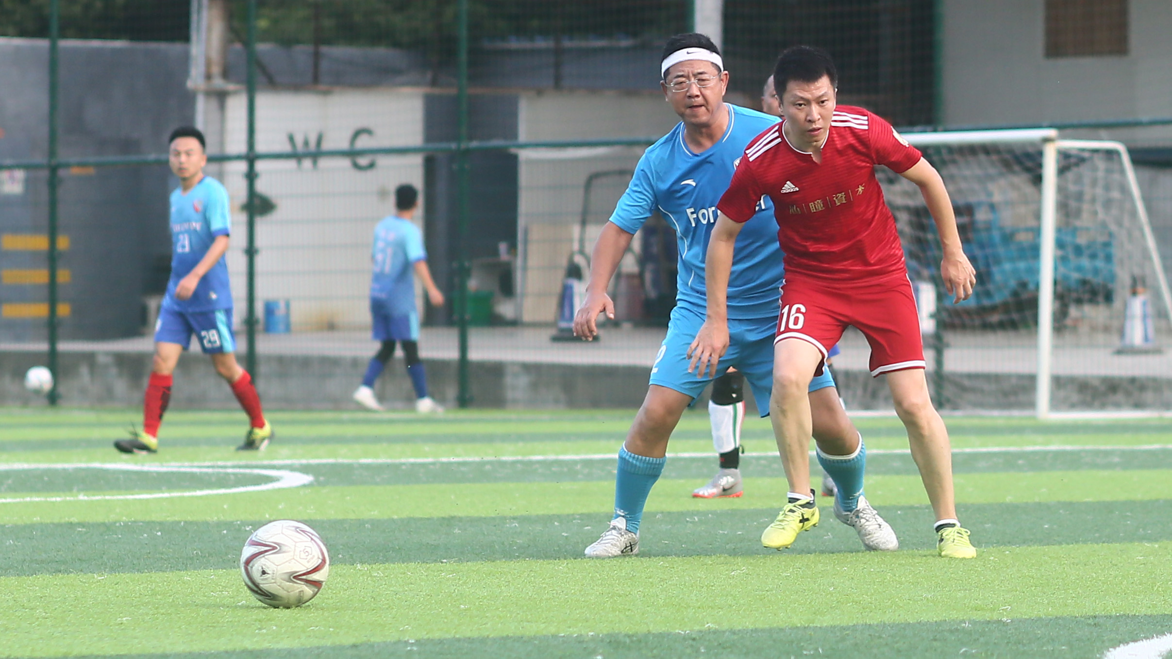 草根足球激烈对抗,深圳草根足球联赛