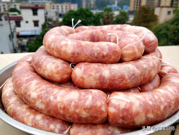 腌腊肠15斤肉大概要放多少克盐,四川腊肠正宗做法十斤肉放多少盐
