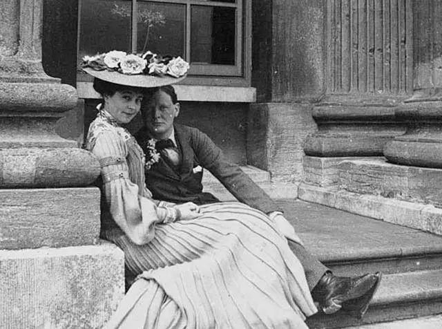 她是美国最富有的女人，却被丈夫冷落，她出轨，首相都为她求情