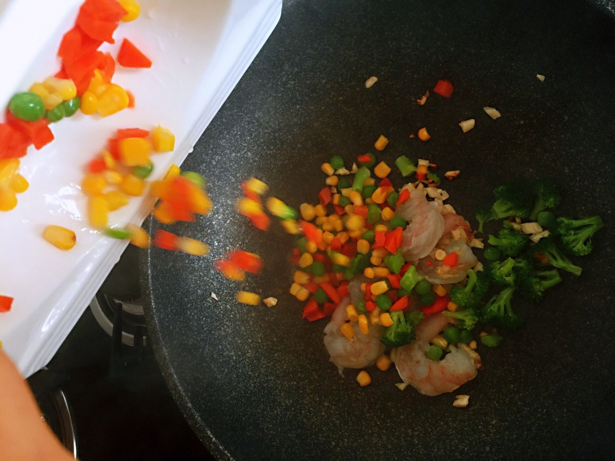 超市冷冻虾仁什锦玉米的家常做法,清淡鲜美又营养的清炒虾仁