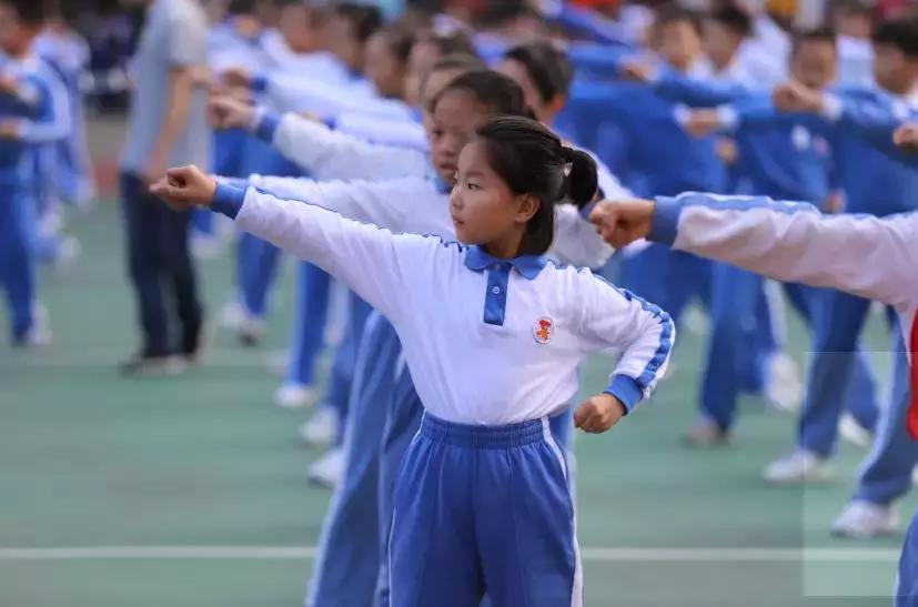 健康第一校园足球,健康第一天天锻炼