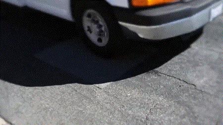 修马路不灌水泥,美国人直接用胶布,这是什么“智障”操作?