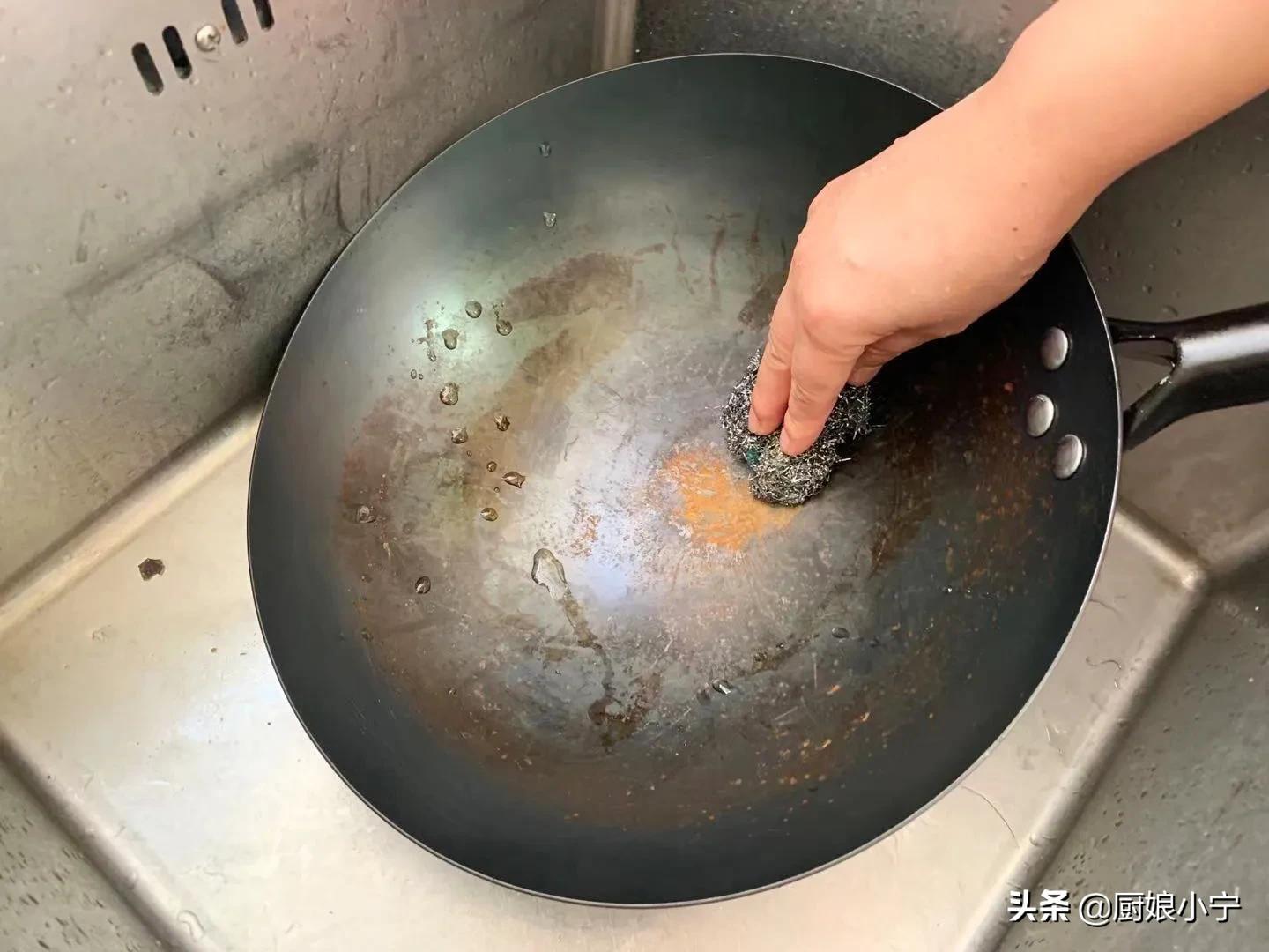 新买的铁锅千万别直接上油,新买铁锅开锅别直接用火烧