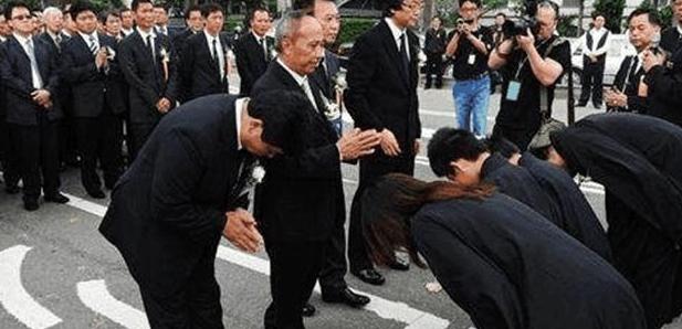 华人在海外被越南黑帮欺负，中国黑帮得知后，直接端了他们的窝