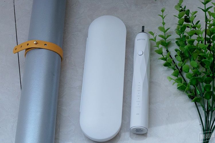 护龈深层清洁纳米抗菌软毛牙刷,清洁力好噪音小的电动牙刷