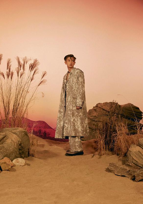 难为EXO的cody了!能找到这么多怪衣服,*钟金**仁用脸消化乞丐装