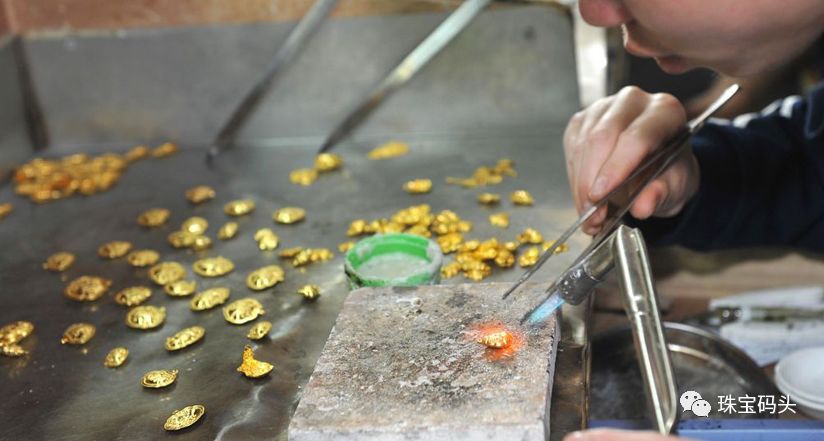 嘿，没见过黄金工厂吧，今天带你看透黄金首饰如何加工制作