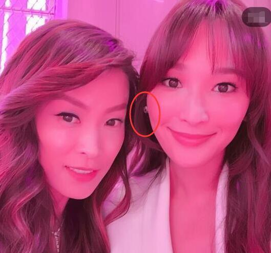 曾穿搭两千万起步的吴佩慈，现参加闺蜜儿子抓周派对，无钻戒包包