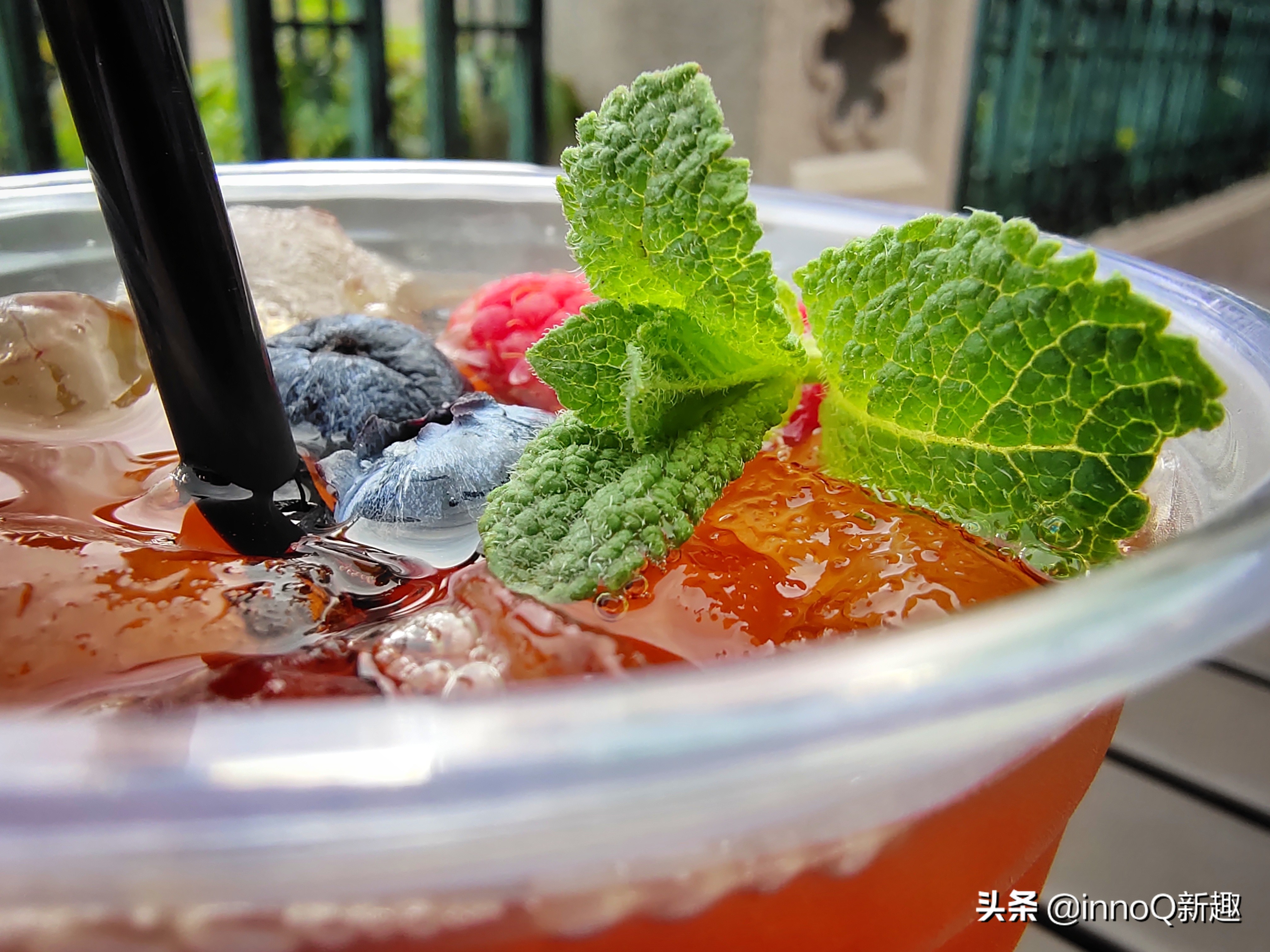 看！这部手机真的完整诠释了什么叫『五彩斑斓的黑』