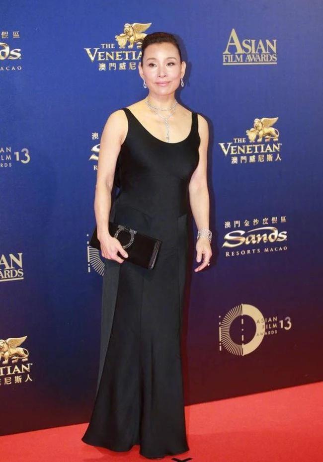 陈冲深v领礼服及吊带裙,陈冲惊艳西方人