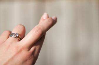 在国外如何避免血光之灾？get这十八种手势即可安全归来