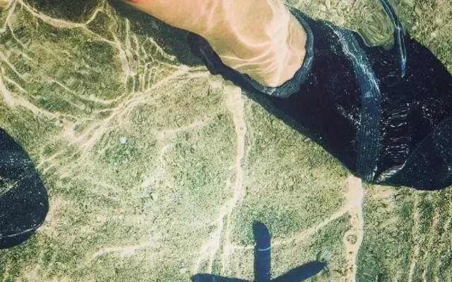 网红爆款踩屎感鞋,踩屎感休闲鞋爆红户外