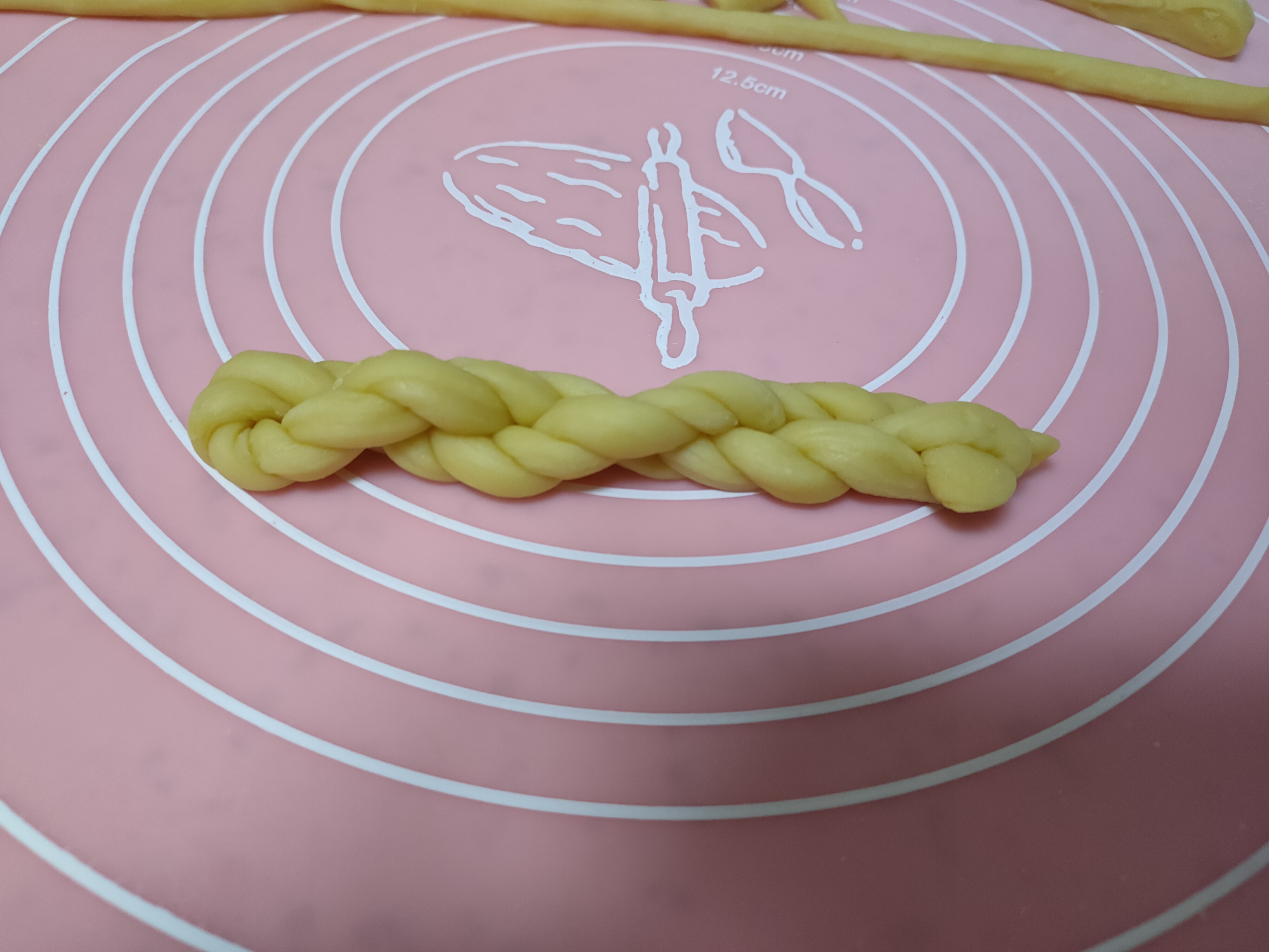 炸麻花加了泡打粉是脆的还酥的,家庭炸麻花不用酵母粉不用泡打粉