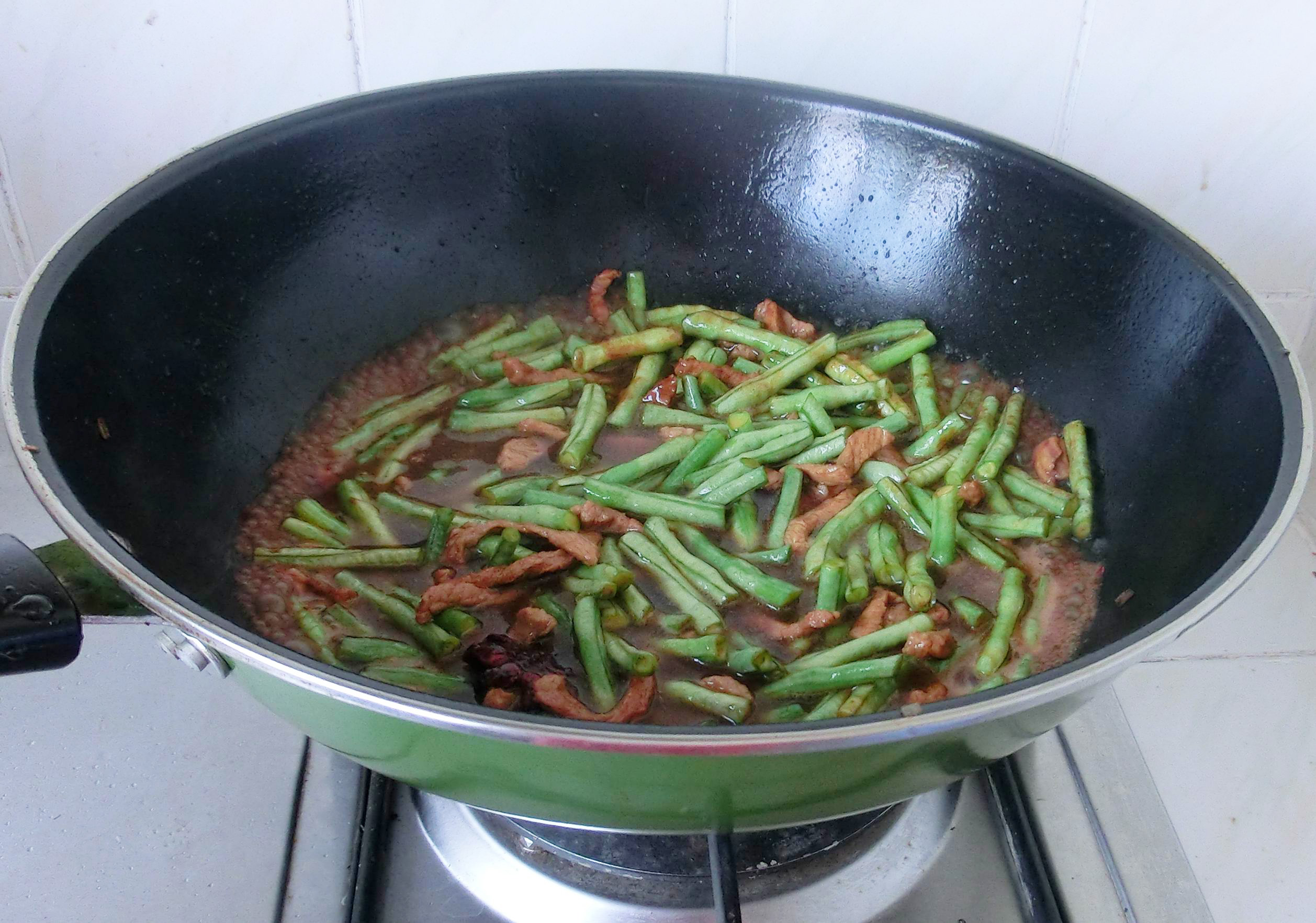 焖面时用干面要怎么做,焖面怎样做出了锅不粘