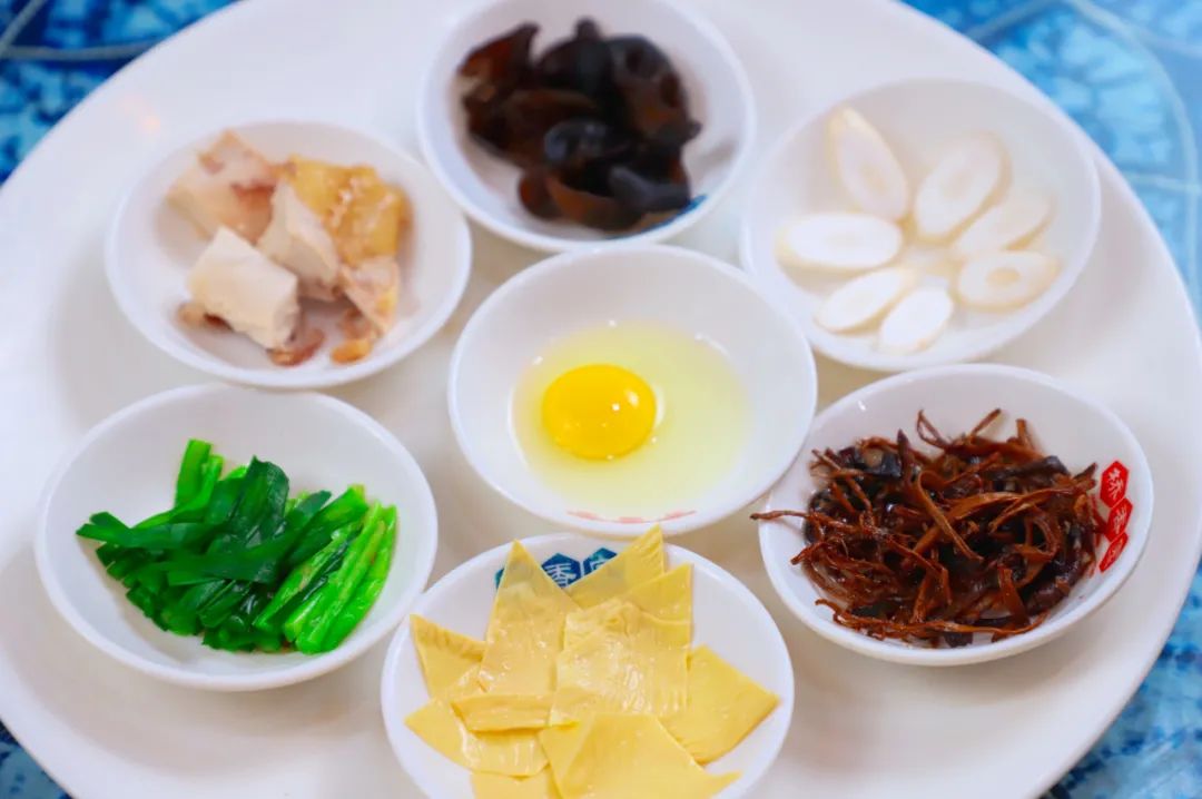 过桥米线汤底的简易做法,过桥米线汤底是什么做的