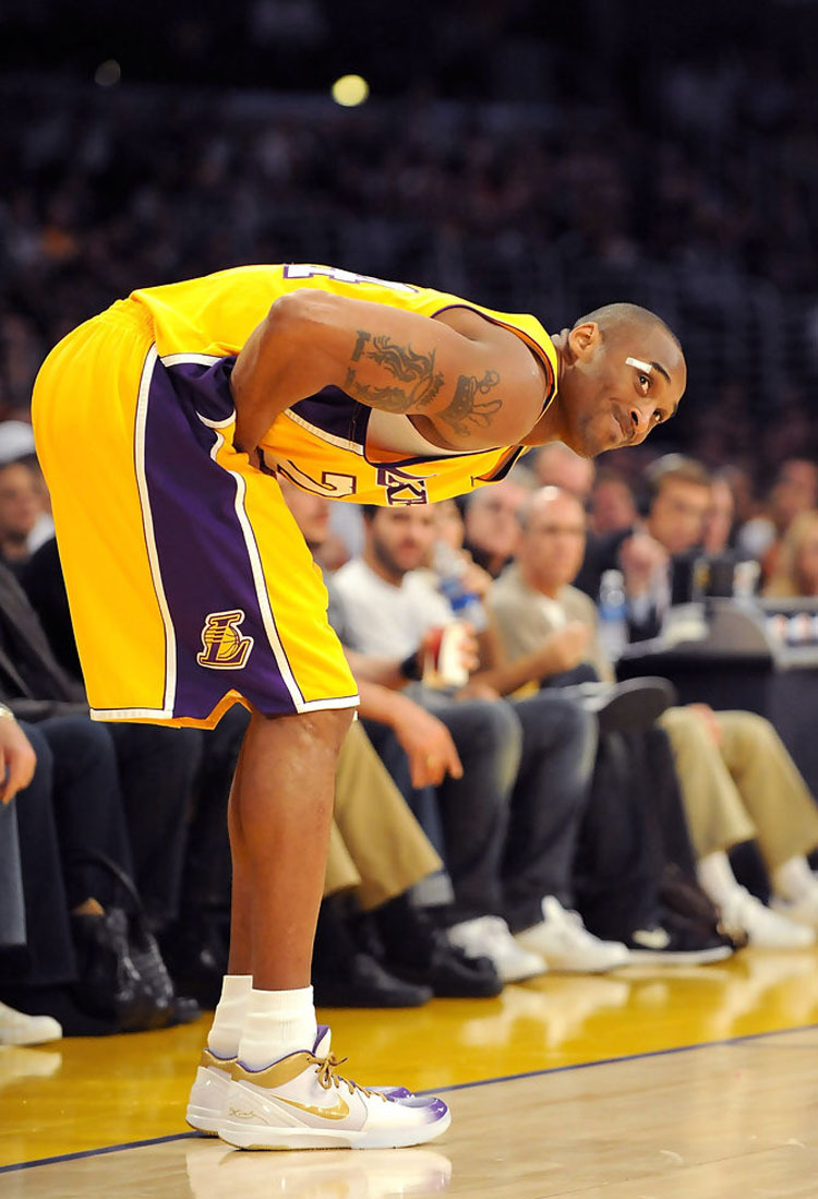 科比zk4季后赛上脚的照片,科比zk4紫金真假对比