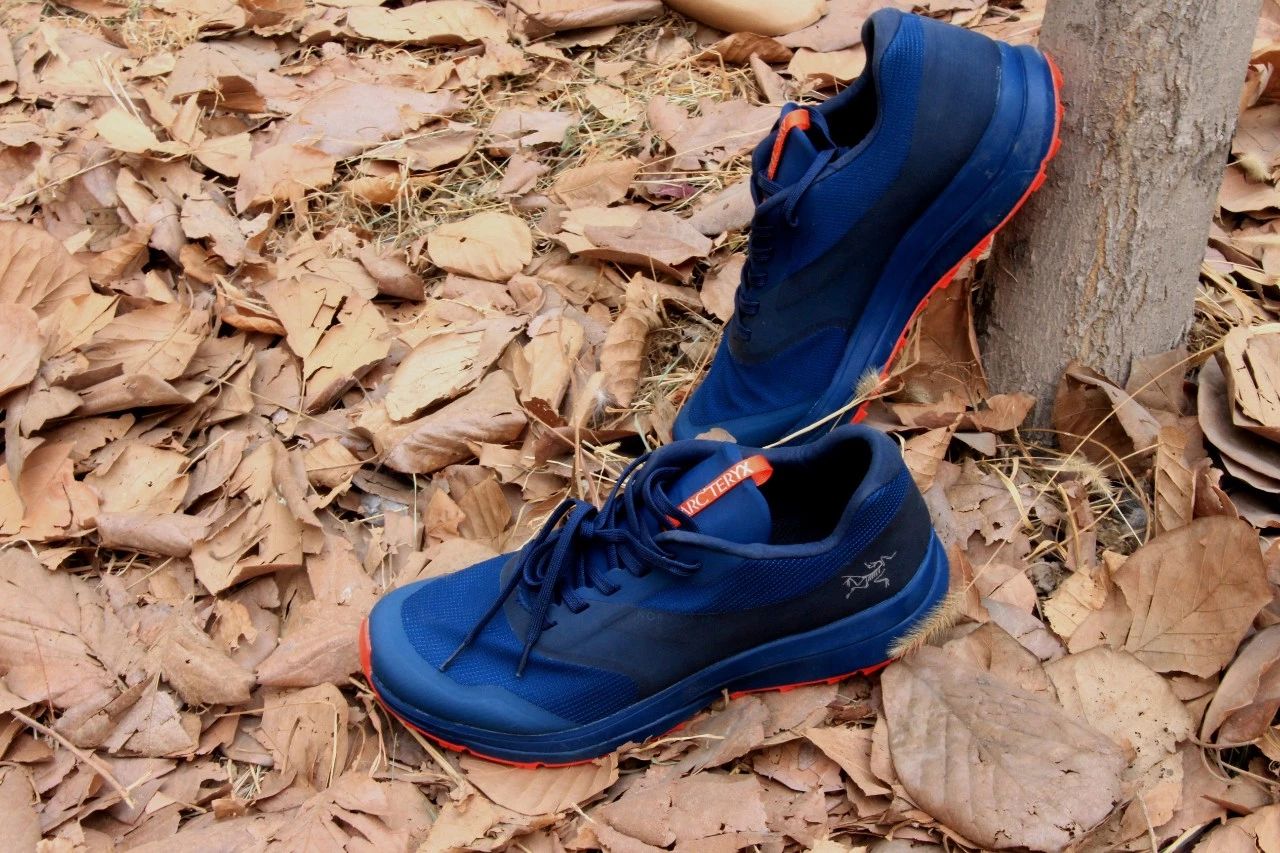 公认脚感最好的户外鞋始祖鸟,始祖鸟越野跑鞋高帮灰色