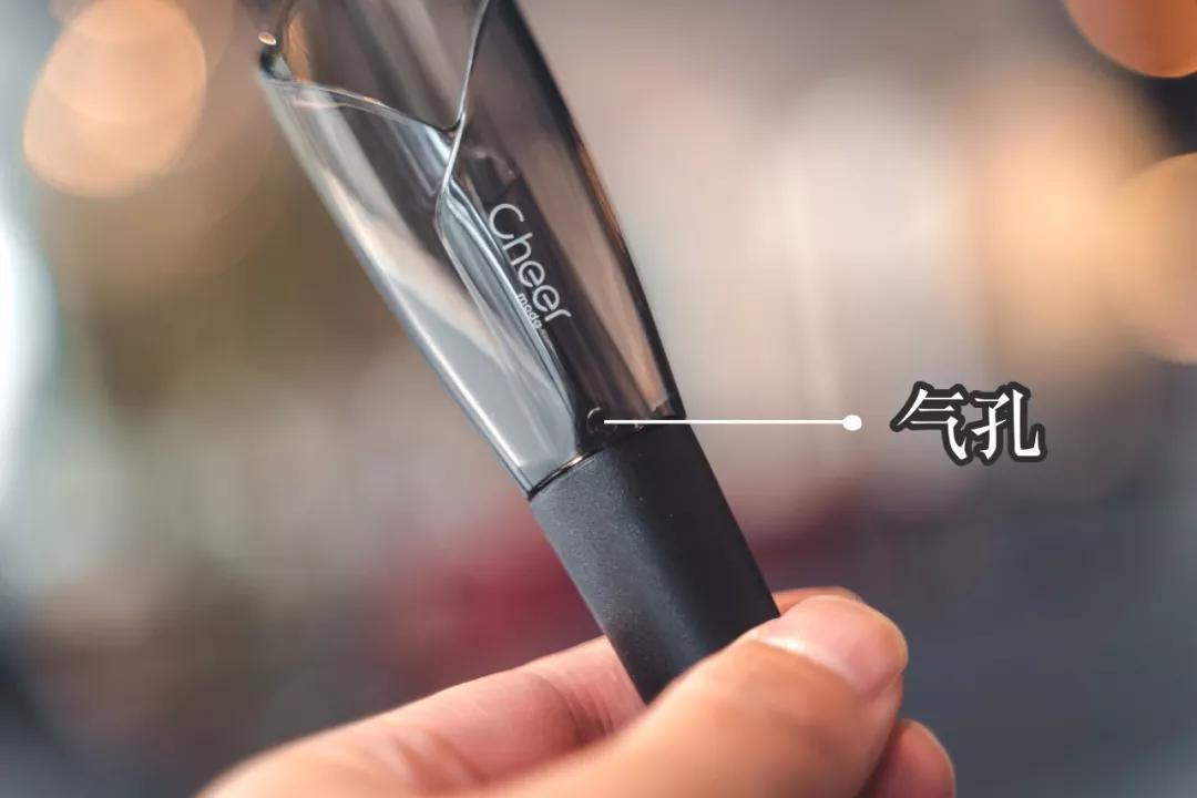 开红酒神器毫不费力的就开动了,有没有不用开瓶机打开红酒的方法